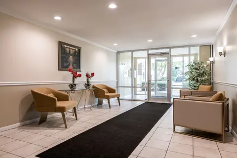 $189,900 | 5510 Lincoln Avenue, Unit 101, Morton Grove, IL 60053