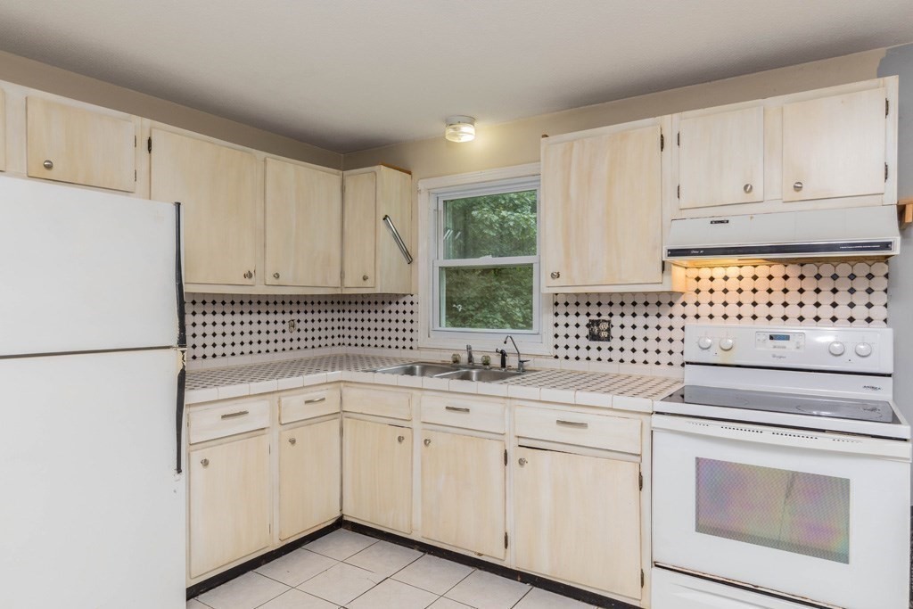 748 Clark Street Gardner, MA 01440 - Photo 6 of 14