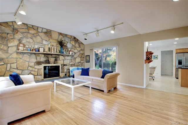 $1,599,000 | 26 Woods Drive, East Hills, NY 11576