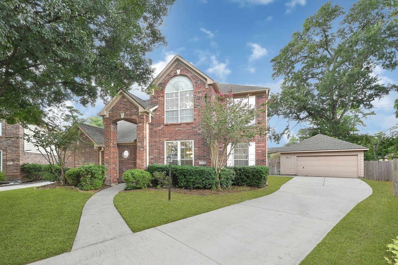 19126 South Rim Trail Spring, TX 77388 - Photo 2 of 21 a front view of a house with garden