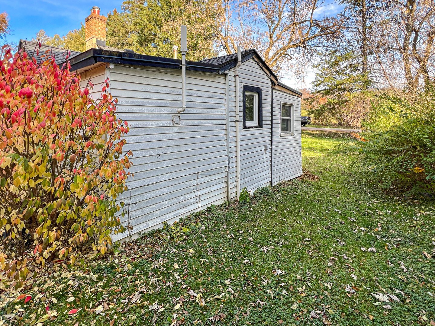 10 Hilltop Road Cary, IL 60013 - Photo 11 of 13 a view of a backyard of the house