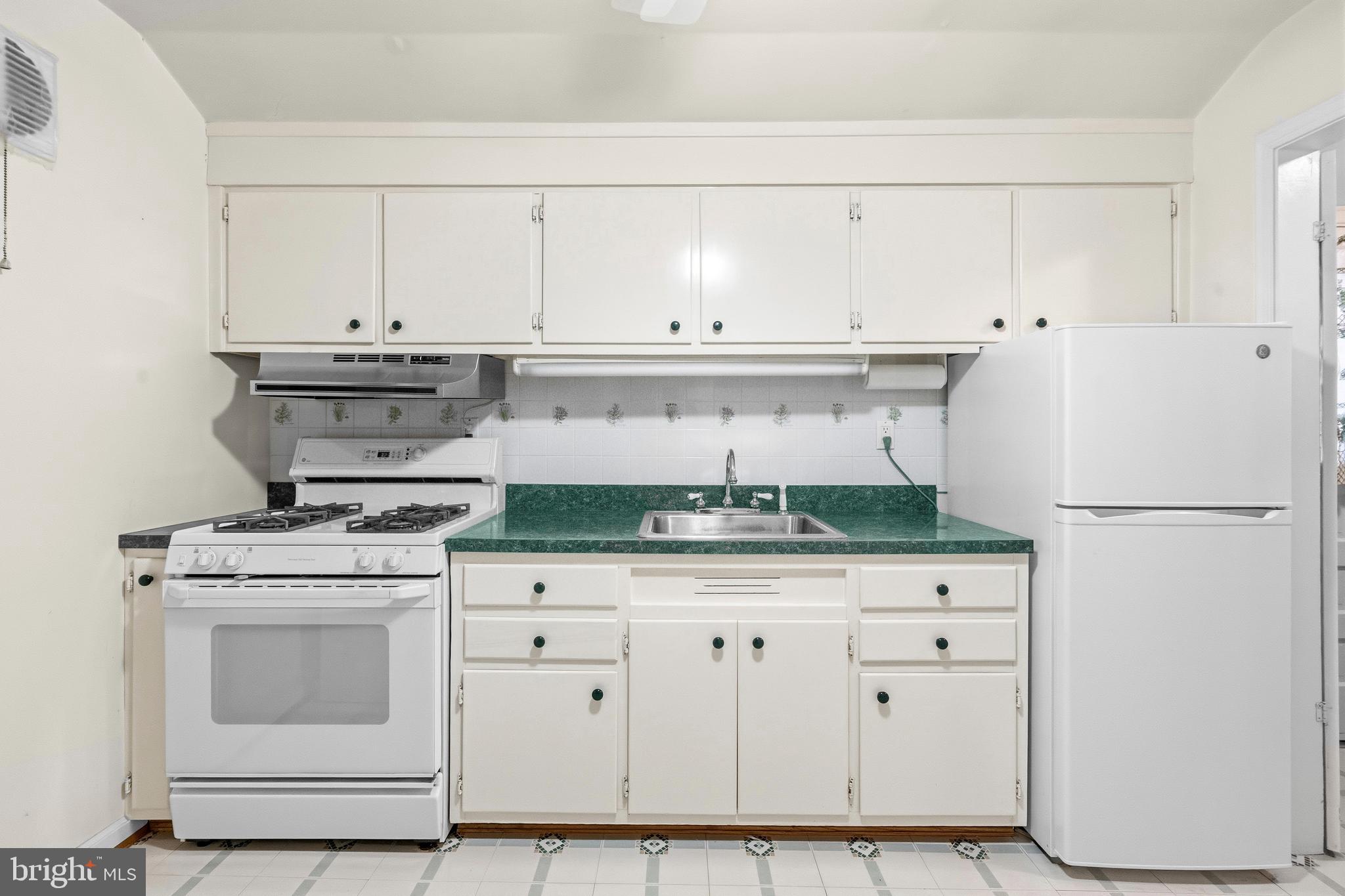 3223 Edgewood Road Kensington, MD 20895 - Photo 6 of 32