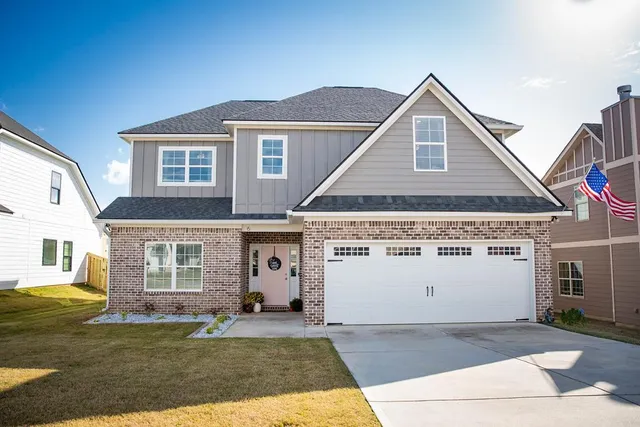 a view of a house with backyard