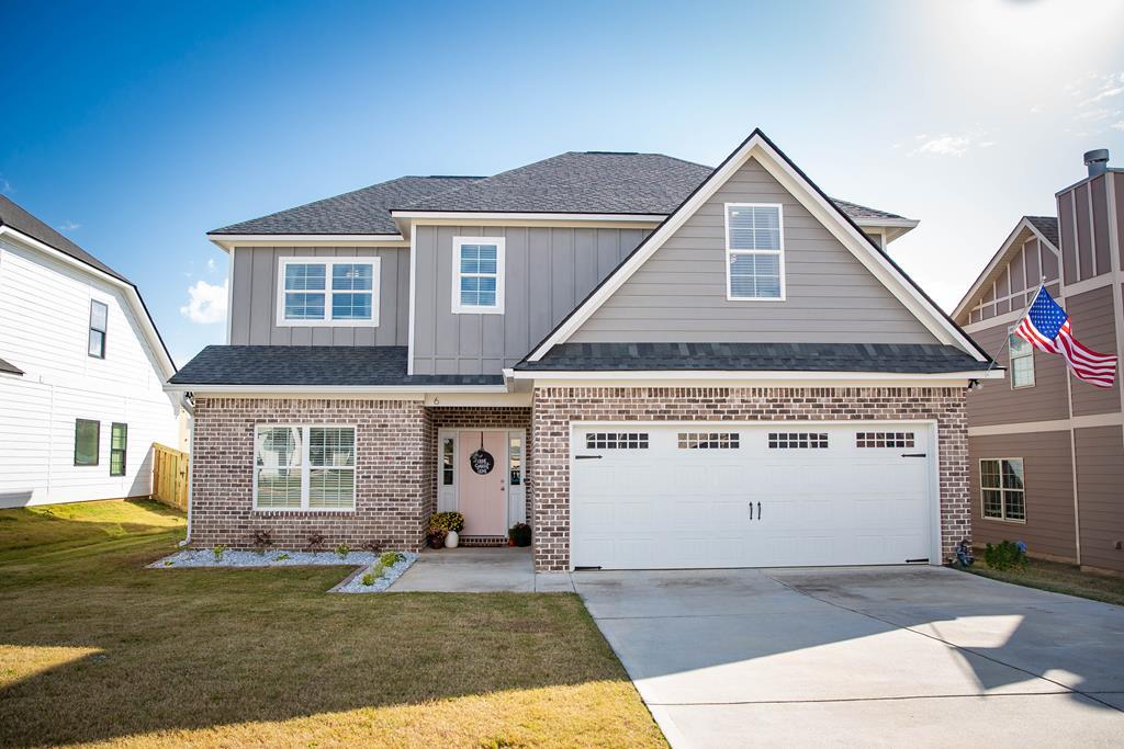 a view of a house with backyard