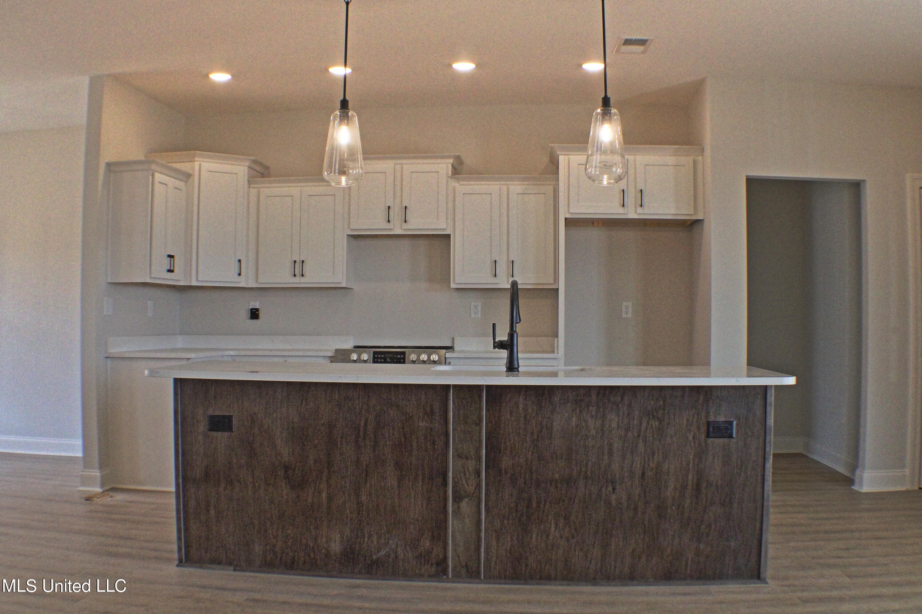 2172 Laughter Road Nesbit, MS 38651 - Photo 11 of 20 Large Island