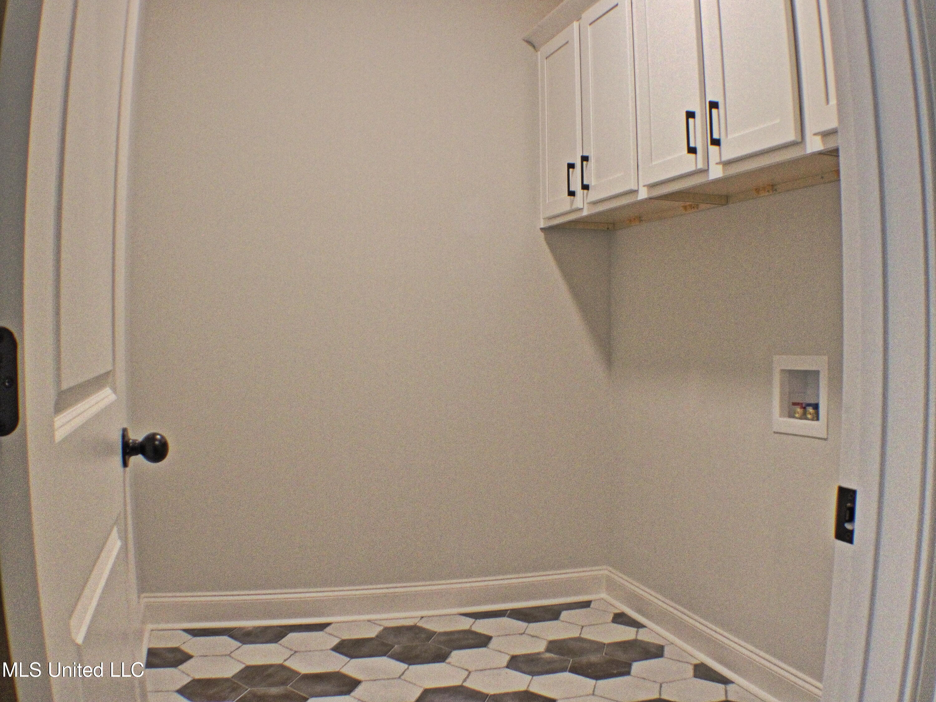 2172 Laughter Road Nesbit, MS 38651 - Photo 13 of 20 Large Laundry room