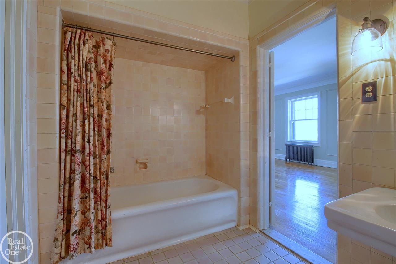 1005 Whittier Road Grosse Pointe, MI 48230 - Photo 48 of 63 31375442-47.JPG