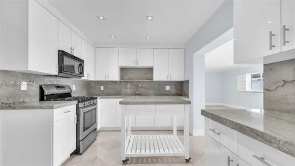 $4,500 | 2900 Southwest 92nd Avenue, Unit 2900, Miami, FL 33165