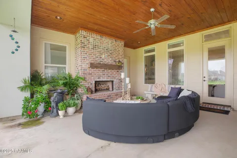 $750,000 | 121 Snapping Lane, Broussard, LA 70518