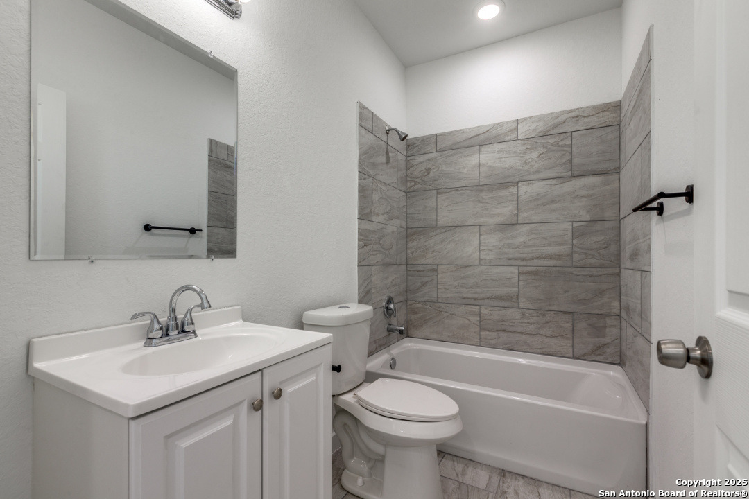 5415 Ingram Road, Unit 1209 San Antonio, TX 78228 - Photo 8 of 10 a bathroom with a sink mirror toilet and bathtub