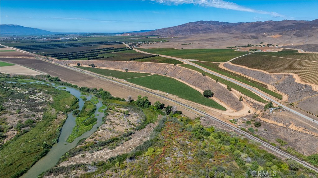 35095 Metz Road Soledad, CA 93960 - Photo 31 of 40 a view of a city with an ocean