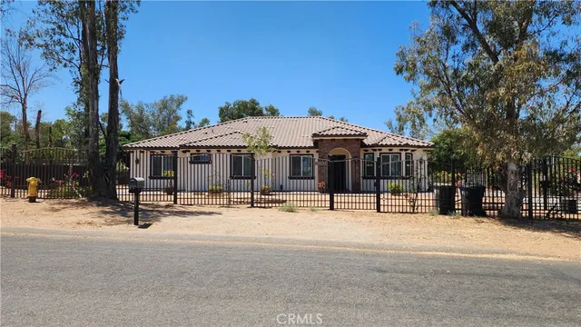 a view of a house with backyard and sitting area
