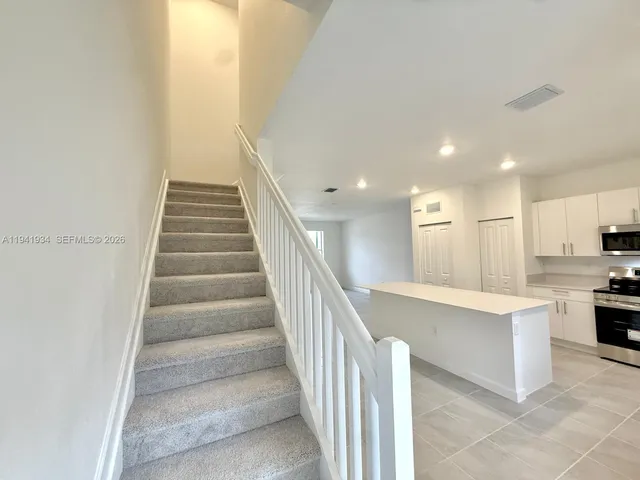 a view of entryway and kitchen