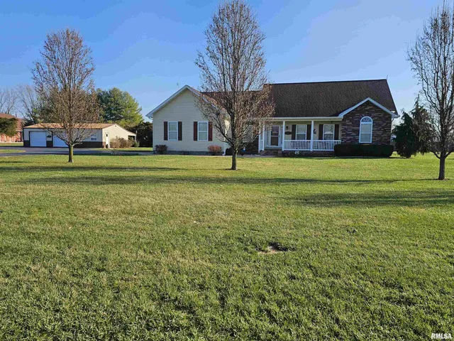 $349,500 | 10586 North Spring Garden Lane, Mount Vernon, IL 62864