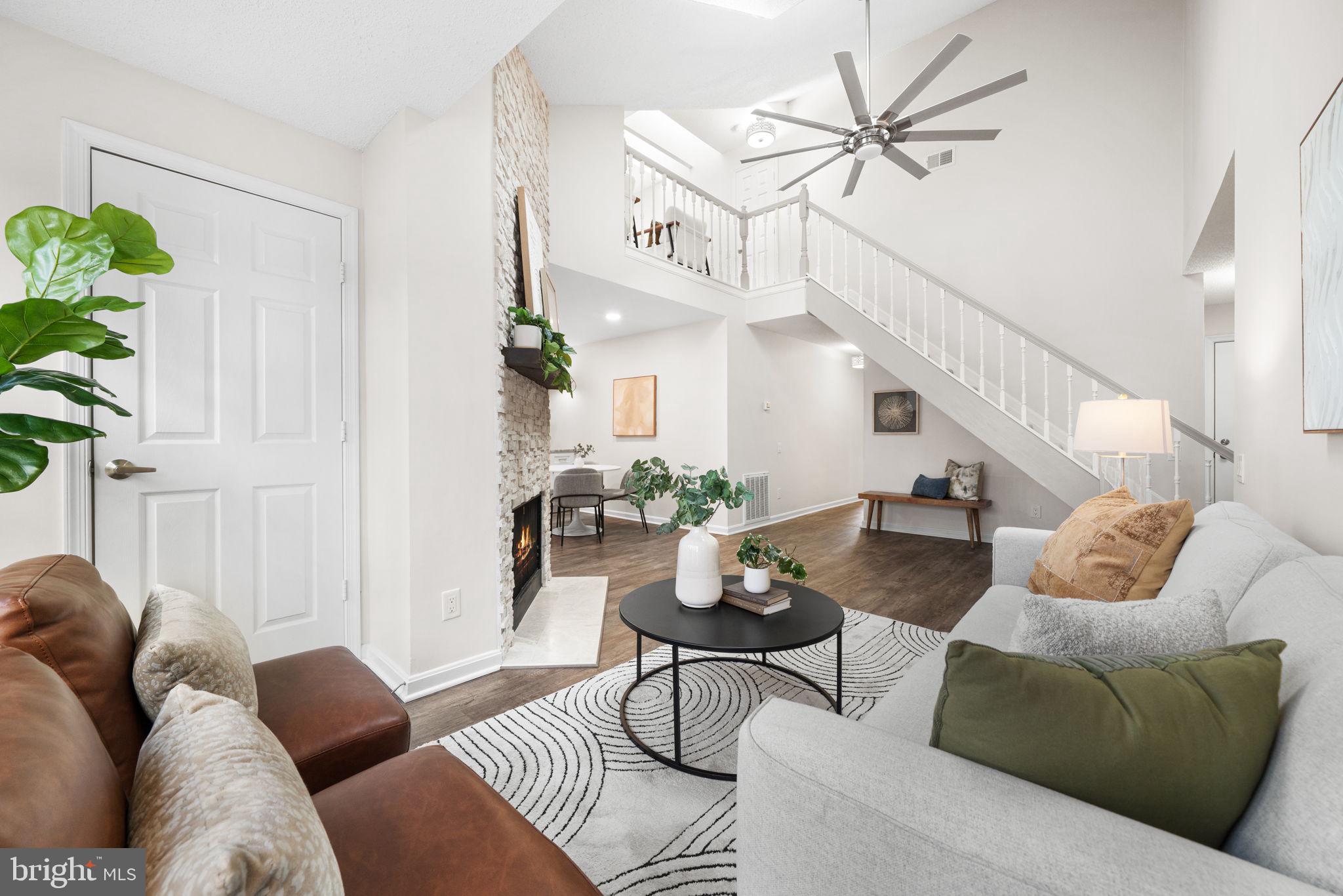 12014 Golf Ridge Court, Unit 302 Fairfax, VA 22033 - Photo 5 of 40 Living Room