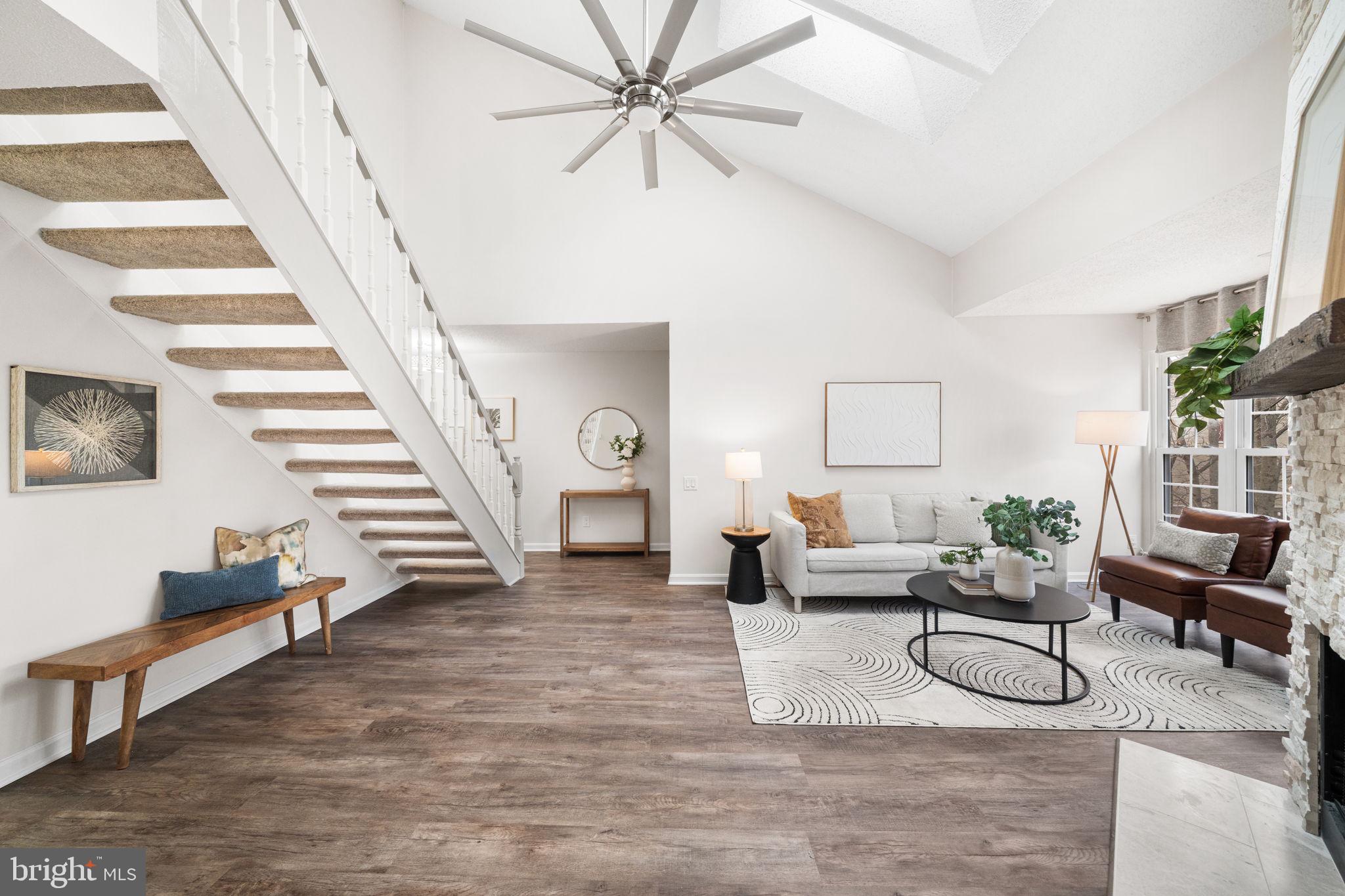 12014 Golf Ridge Court, Unit 302 Fairfax, VA 22033 - Photo 6 of 40 Living Room/Entry