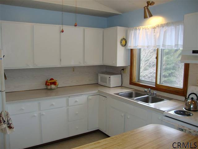 211 Crawford Road Rotterdam, NY 12306 - Photo 4 of 15 Photo 4