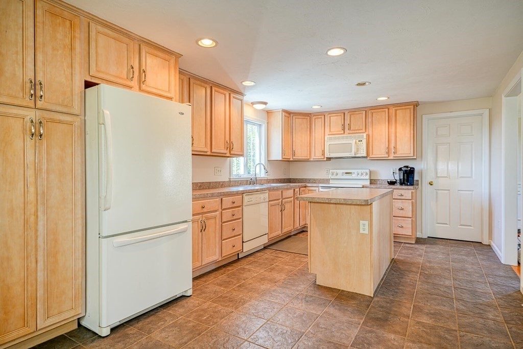 9 Carley Circle Rutland, MA 01543 - Photo 3 of 32 Gallery Image 3