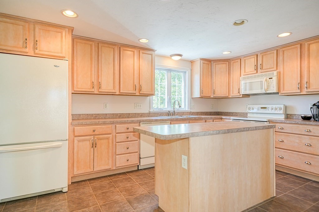 9 Carley Circle Rutland, MA 01543 - Photo 4 of 32 Gallery Image 4