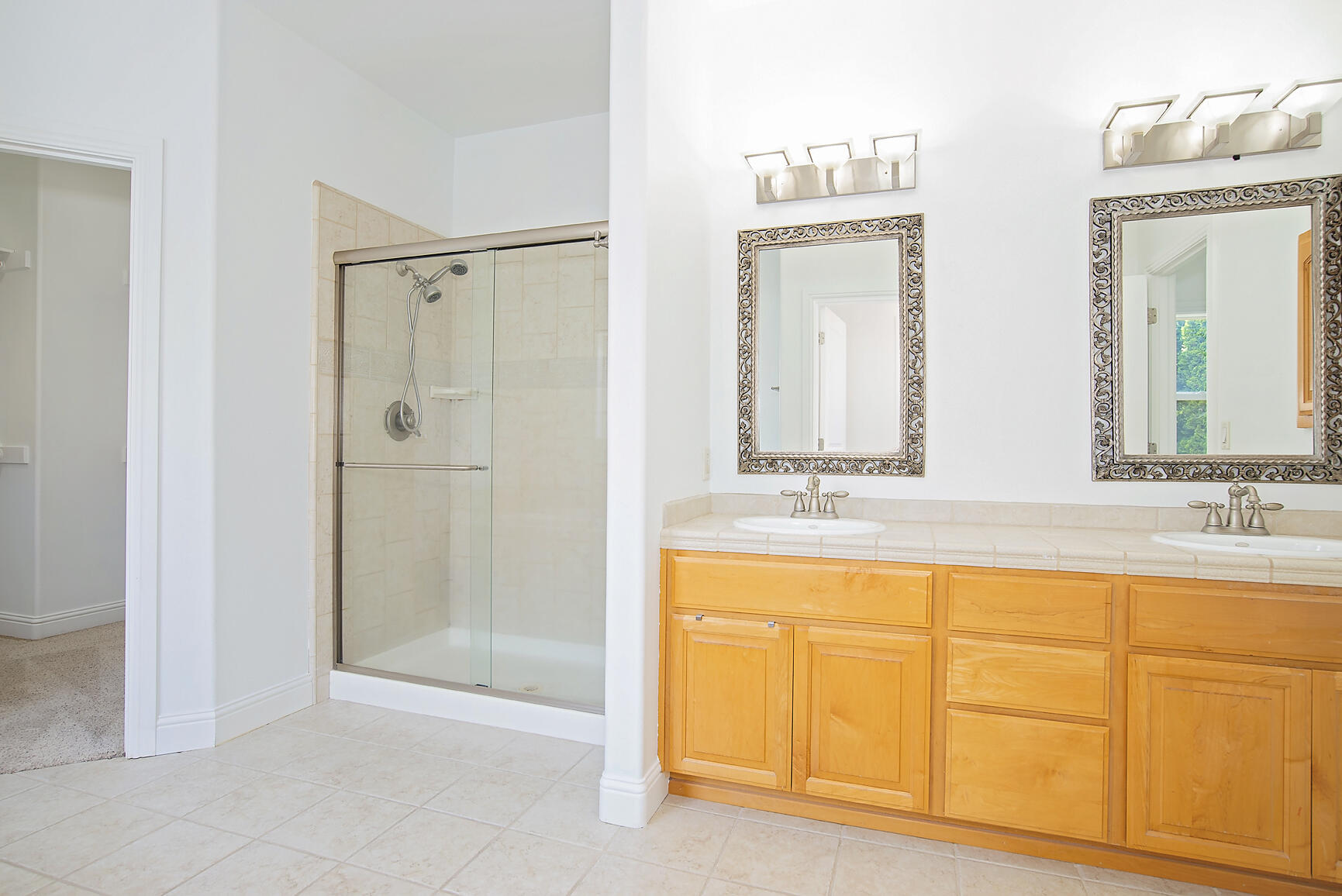449 Quail Run Eagle Point, OR 97524 - Photo 14 of 35 a bathroom with 2 sink tub and a mirror