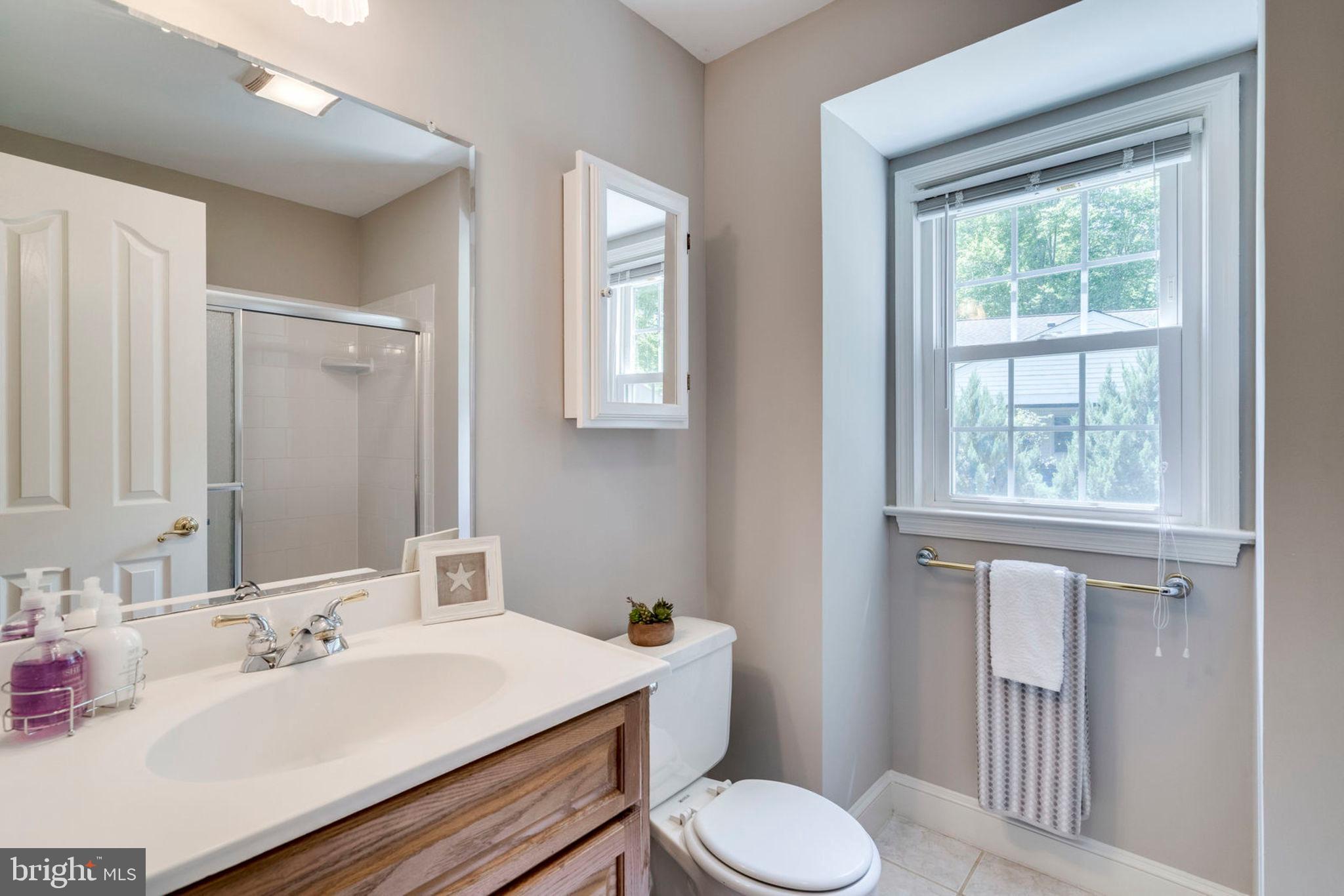 8817 Cuttermill Place Springfield, VA 22153 - Photo 28 of 37 Upstairs Hallway Bathroom