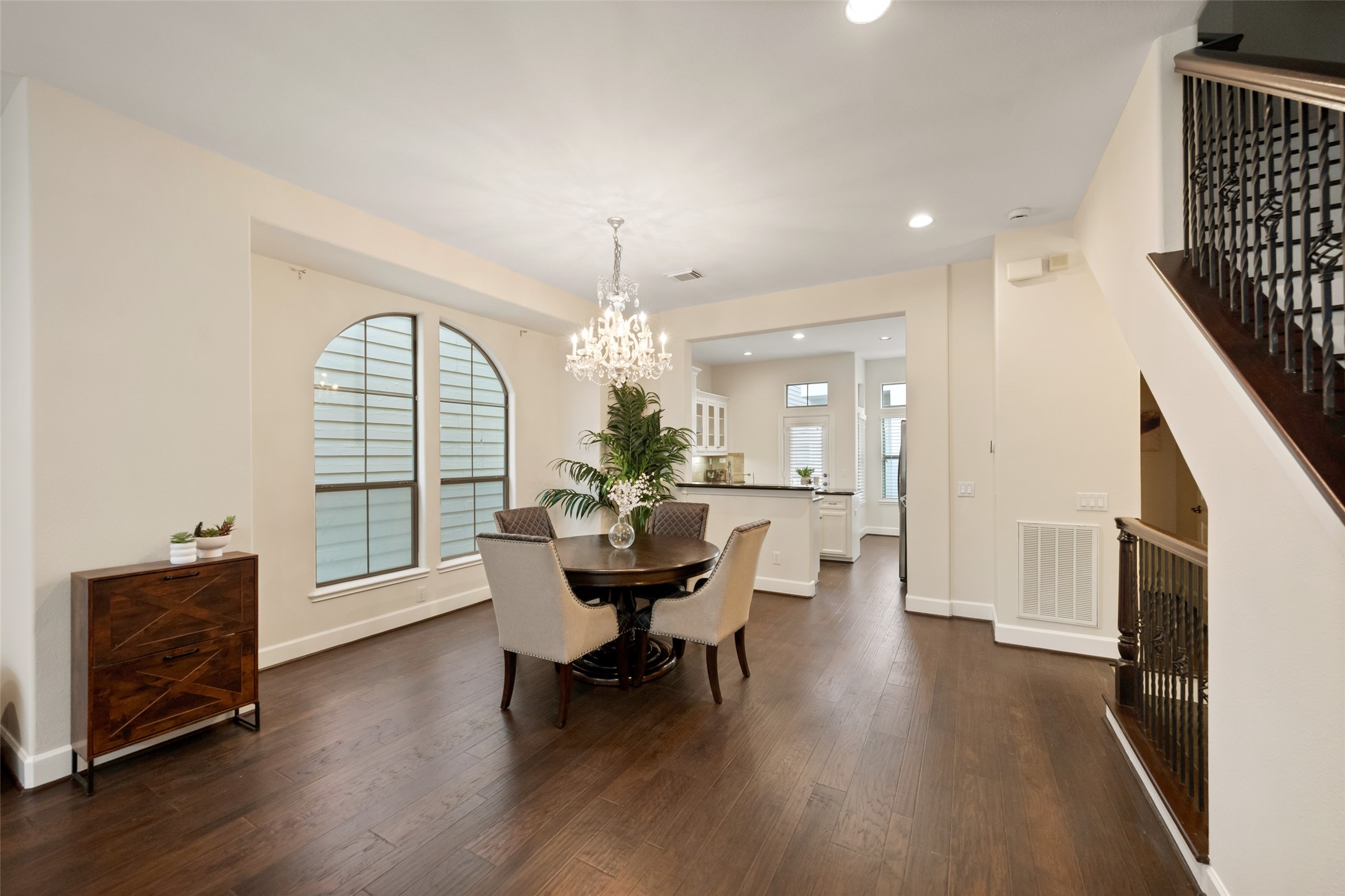 562 Bomar Street Houston, TX 77006 - Photo 5 of 28 Massive space for dinning area