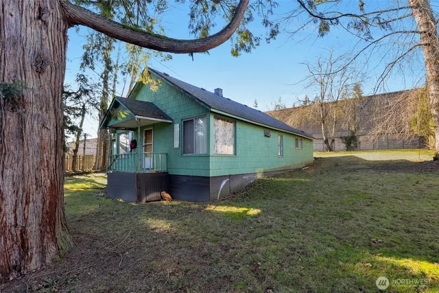 a view of a house with a yard