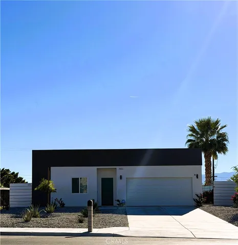 a view of entryway and yard