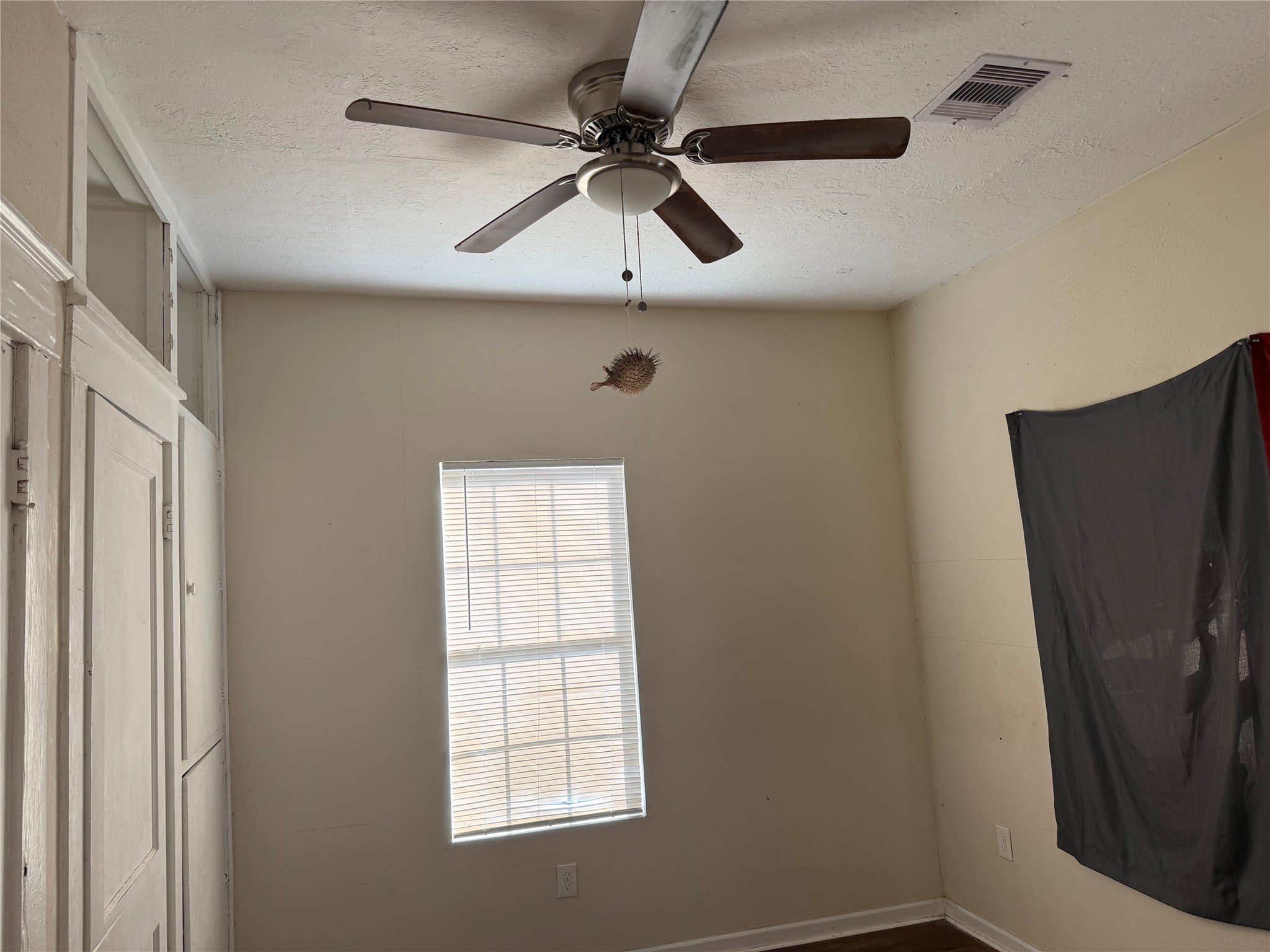 185 Woodvale Street Houston, TX 77012 - Photo 3 of 9 a view of a livingroom with a ceiling fan and a window