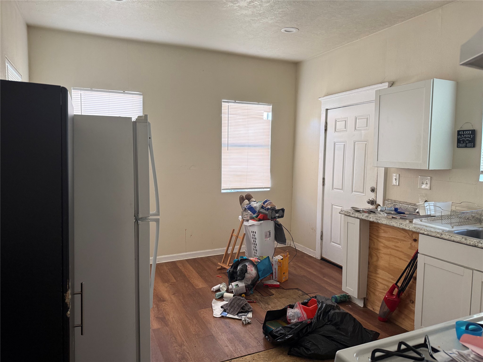 185 Woodvale Street Houston, TX 77012 - Photo 4 of 9 a room with furniture a window and gym equipment