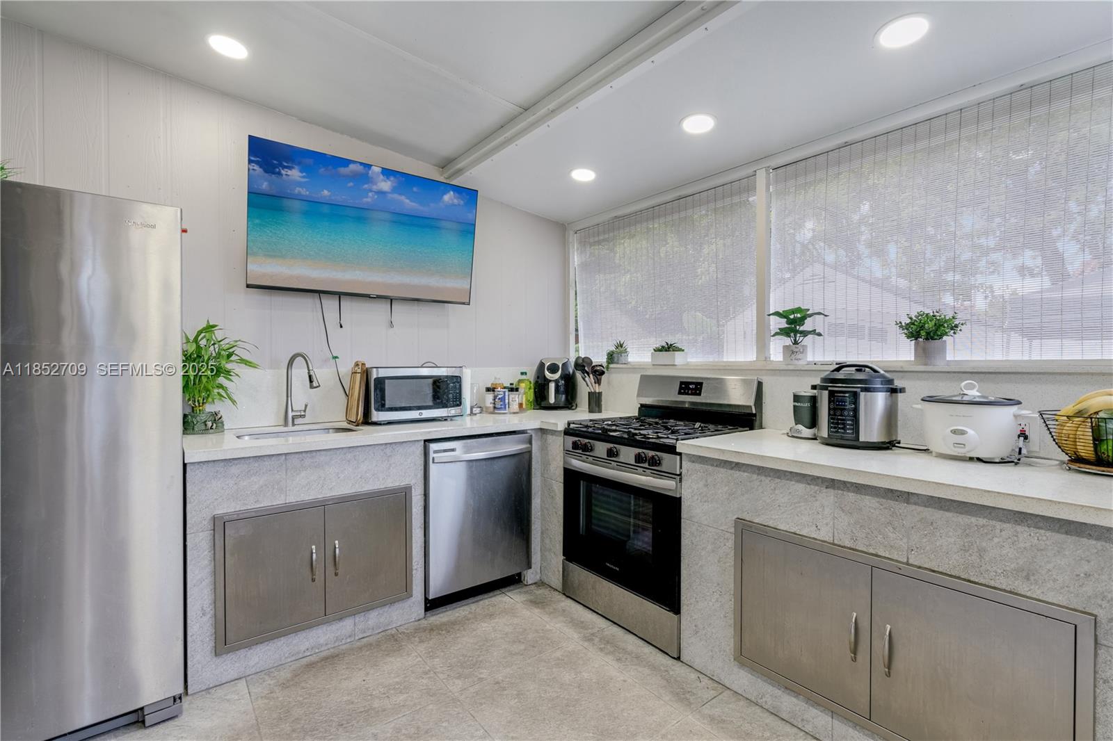 9311 Southwest 37th Street Miami, FL 33165 - Photo 26 of 39 Summer Kitchen