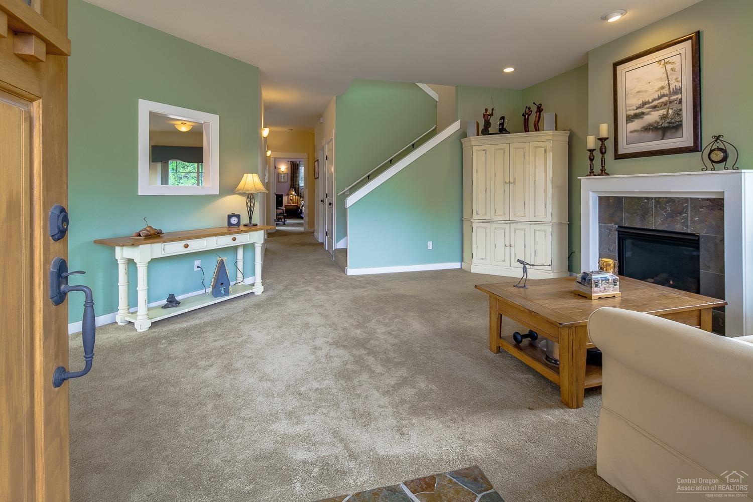 61209 Ridgewater Loop Bend, OR 97702 - Photo 5 of 25 Please come in!