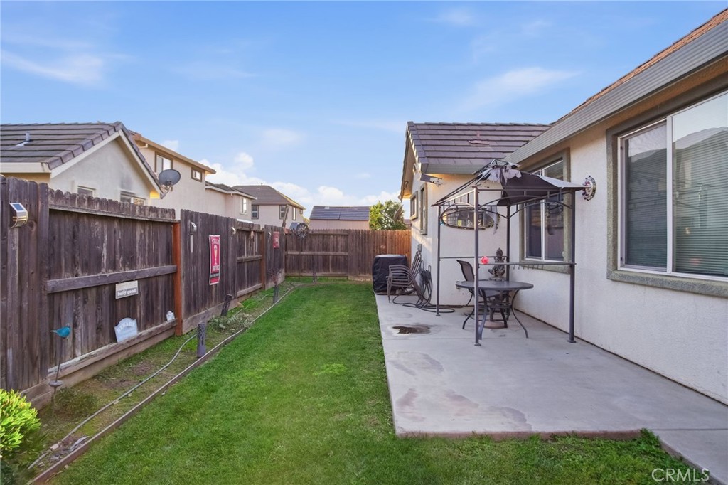 450 Beckman Way Merced, CA 95348 - Photo 20 of 22 a view of a house with backyard and sitting area