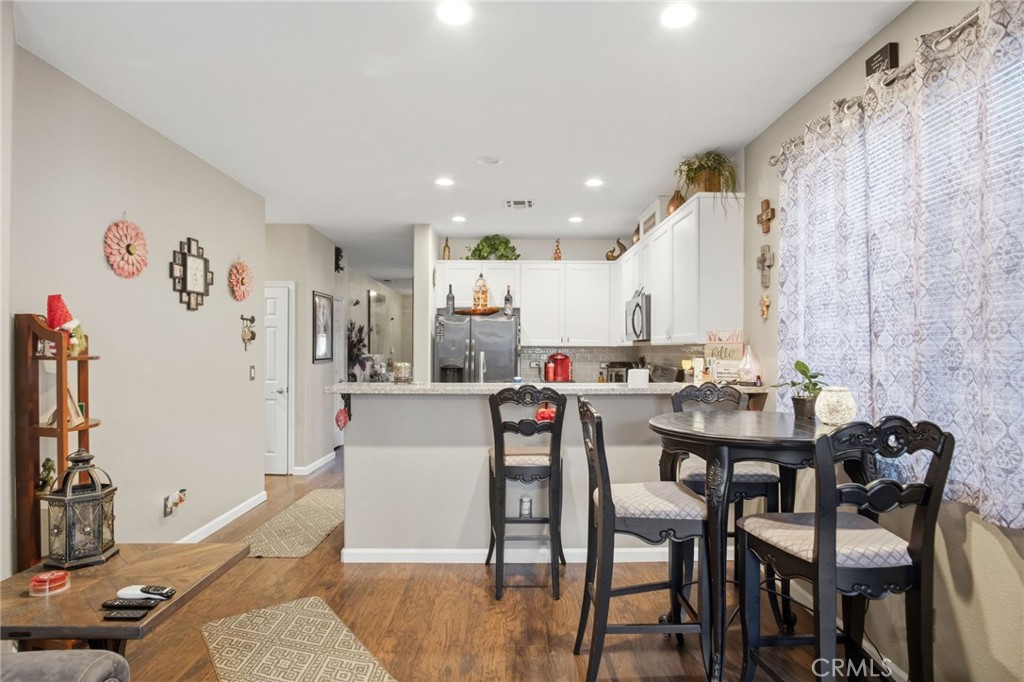 450 Beckman Way Merced, CA 95348 - Photo 10 of 22 a dining room with furniture and window