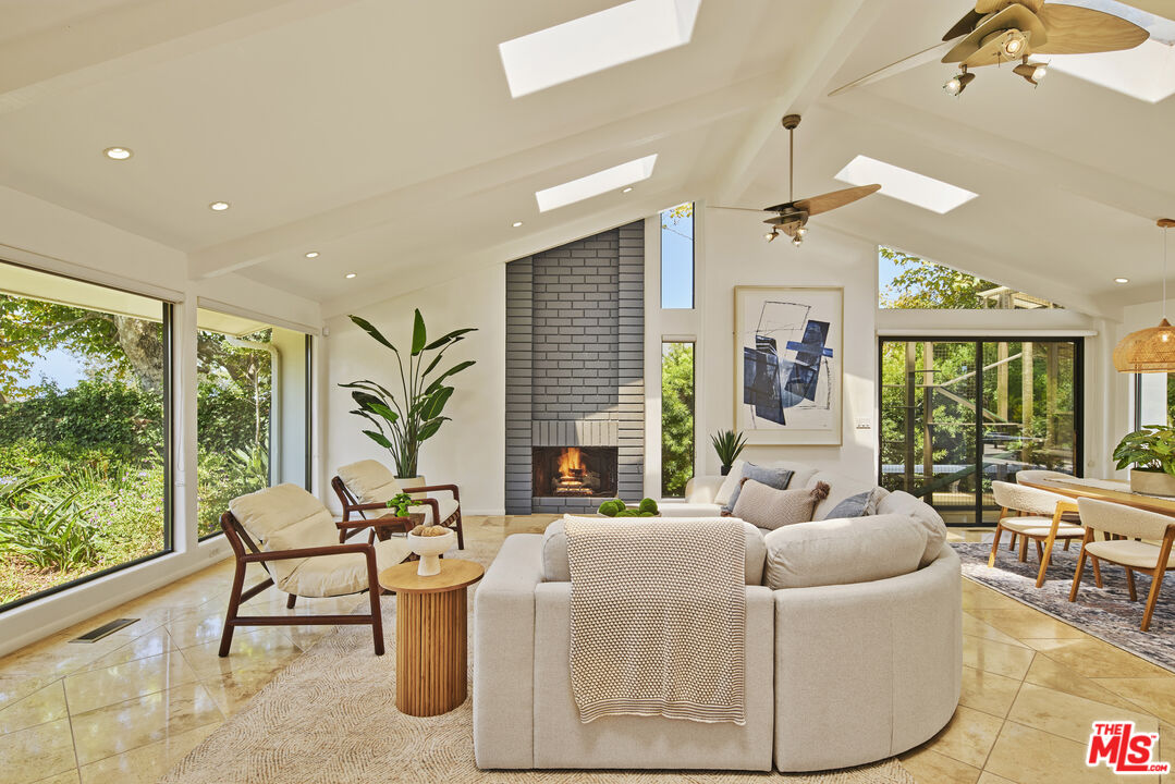 29417 Bluewater Road Malibu, CA 90265 - Photo 3 of 34