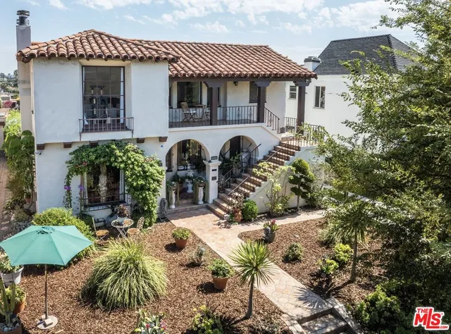 a front view of house with yard outdoor seating