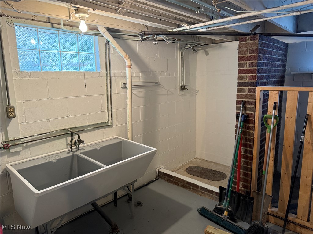1209 Reed Avenue Akron, OH 44306 - Photo 15 of 20 Laundry area with sink