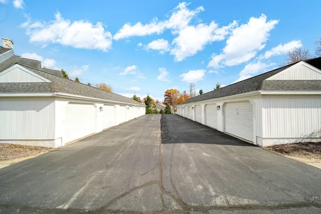 $219,900 | 759 West Barrington Circle, Jackson, MI 49203