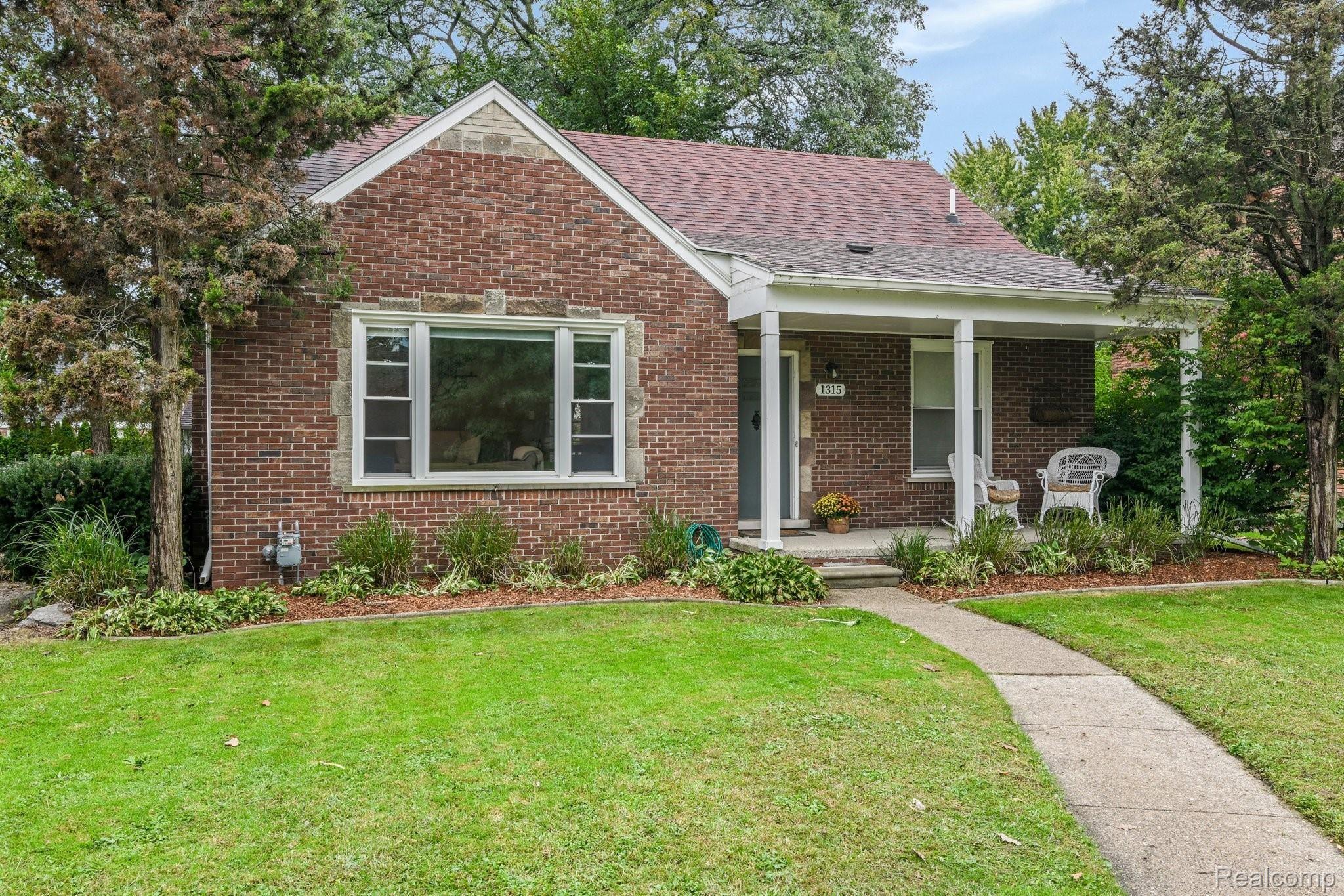 1315 Cadieux Road Grosse Pointe, MI 48230 - Photo 29 of 32 3-web-or-mls-1315 Cadieux Road - Grosse Pointe0003.jpg
