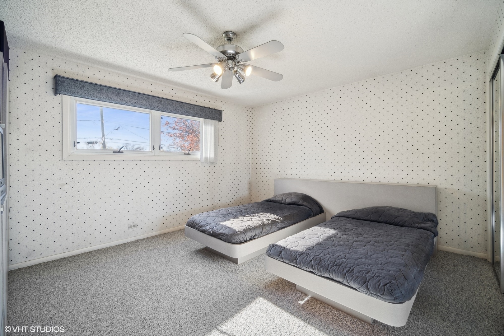 7933 Beckwith Road Morton Grove, IL 60053 - Photo 19 of 32 a bedroom with a bed and lamp