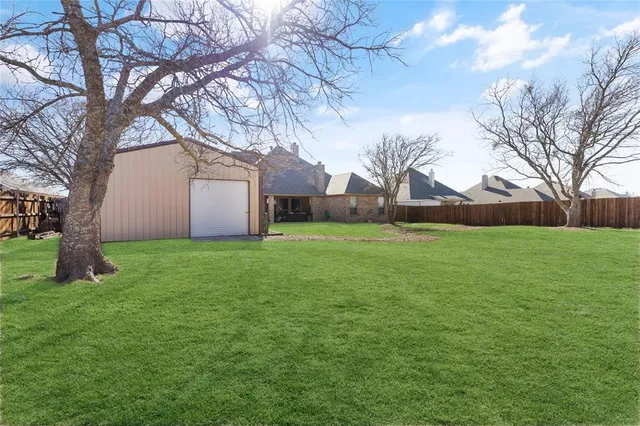a view of a house with yard and tree s