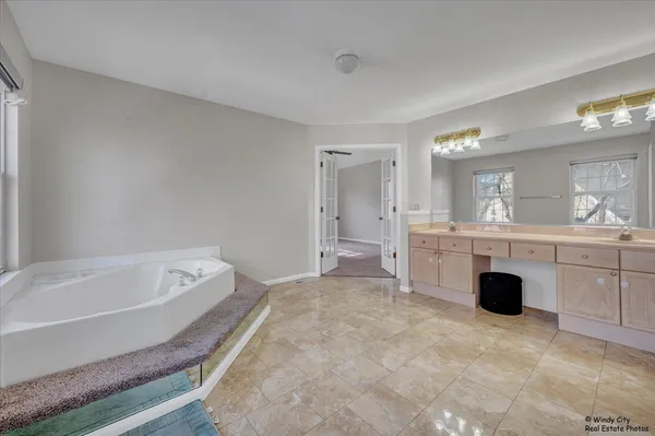$369,900 | 1476 Laurel Oaks Drive, Streamwood, IL 60107
