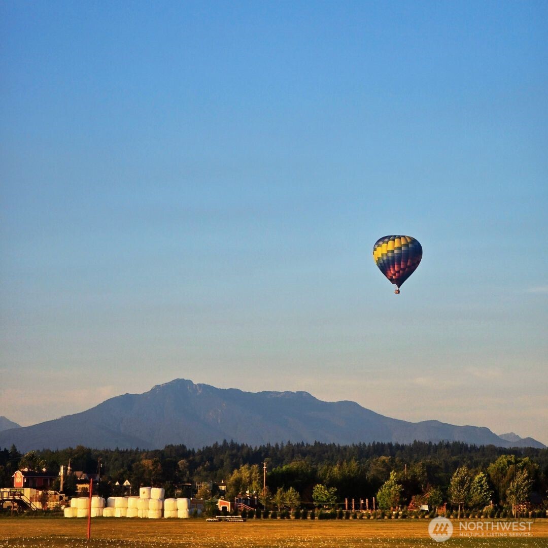 5814 Lowell Larimer Road, Unit C4 Everett, WA 98208 - Photo 19 of 23 a view of a town with mountains in the background