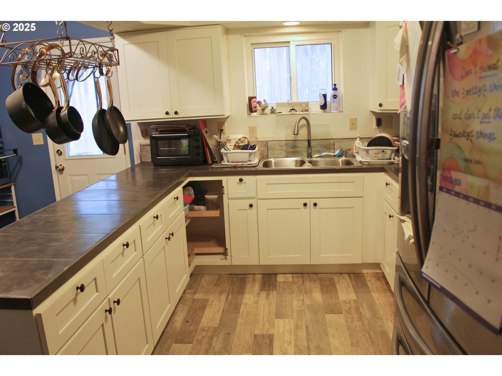 89301 Shorecrest Drive Florence, OR 97439 - Photo 14 of 30 a bathroom with a sink and a mirror
