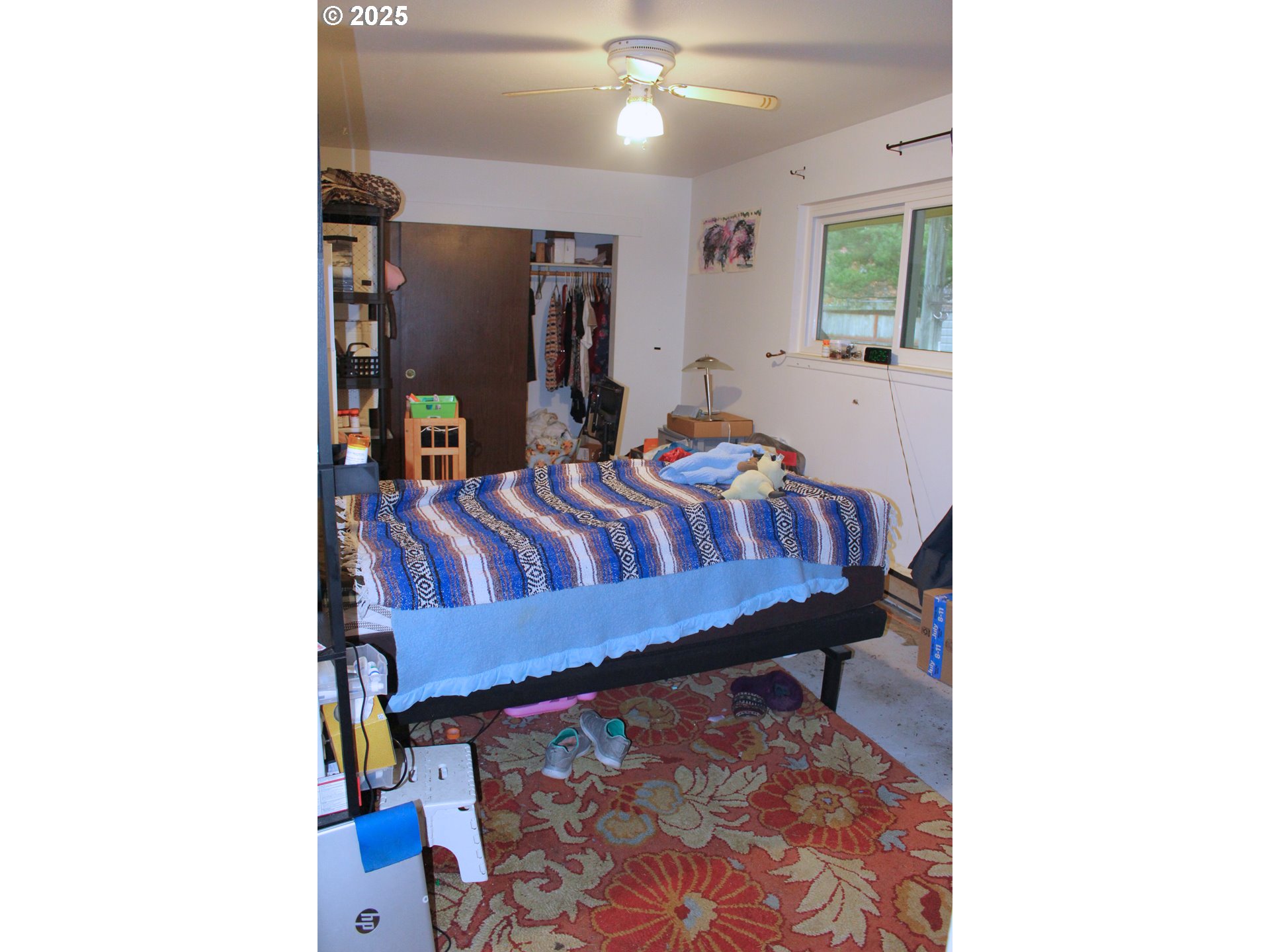 89301 Shorecrest Drive Florence, OR 97439 - Photo 17 of 30 a living room with furniture and a flat screen tv