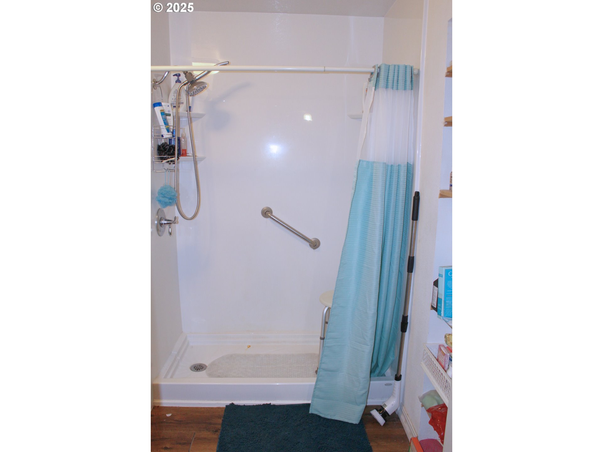 89301 Shorecrest Drive Florence, OR 97439 - Photo 19 of 30 a bathroom with a shower