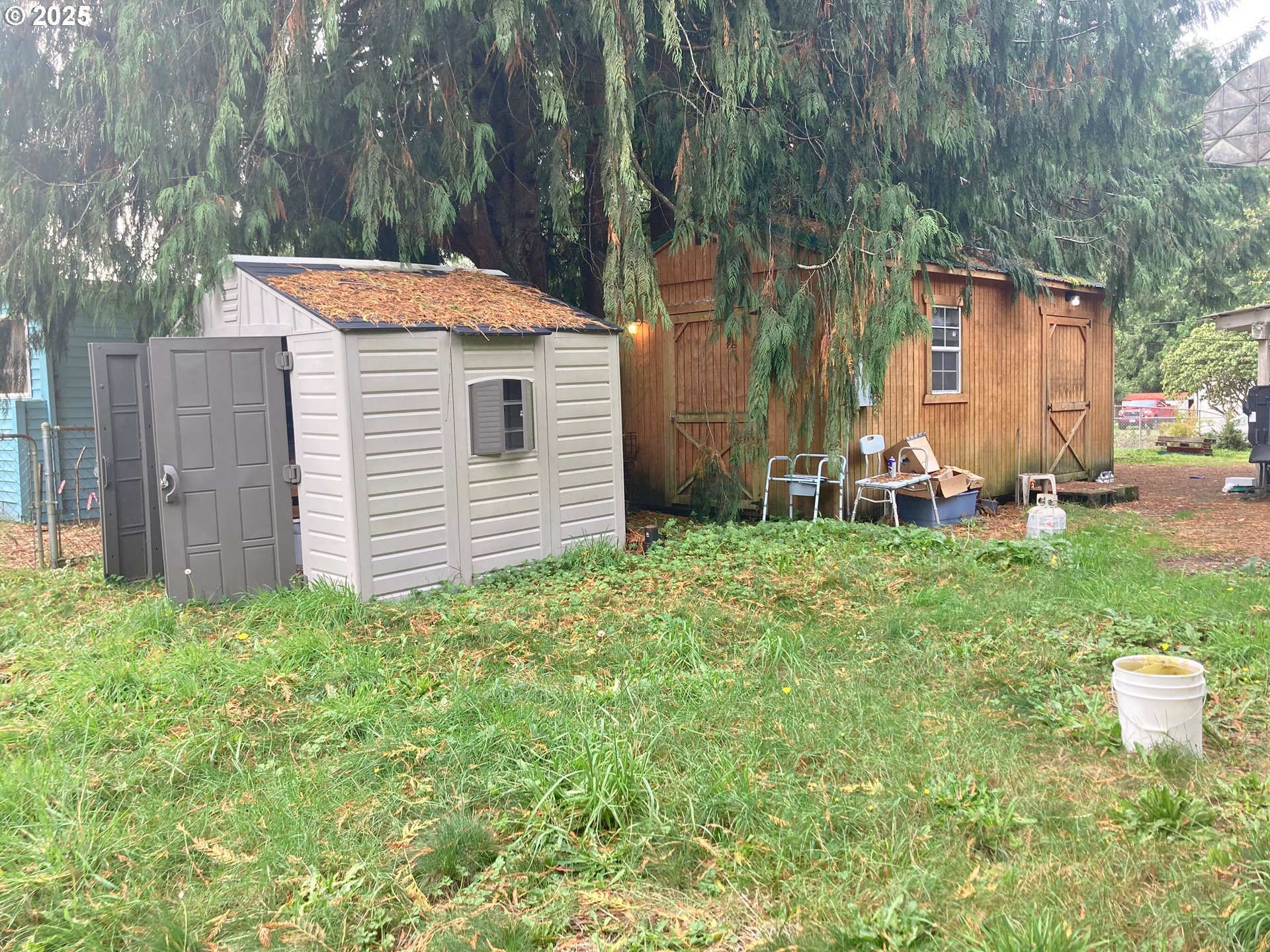 89301 Shorecrest Drive Florence, OR 97439 - Photo 30 of 30 a backyard of a house with table and chairs