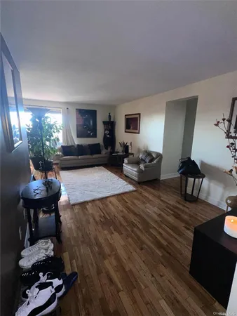 $3,000 | 20 Wendell Street, Unit 19E, Hempstead, NY 11550