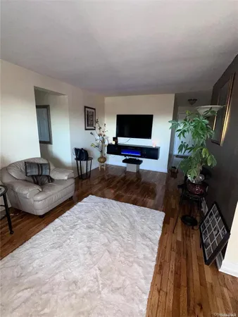 $3,000 | 20 Wendell Street, Unit 19E, Hempstead, NY 11550