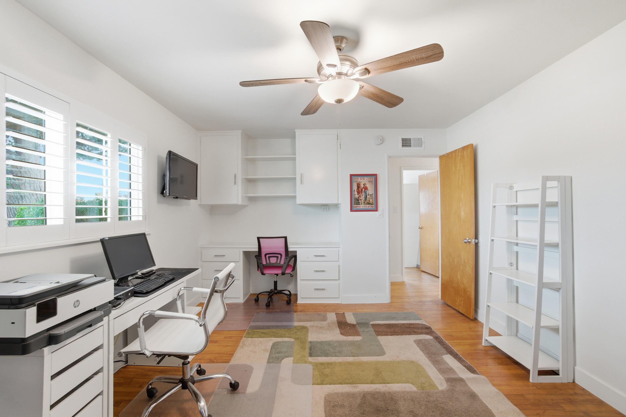 700 North M Street Oxnard, CA 93030 - Photo 19 of 35 a workspace with furniture and window